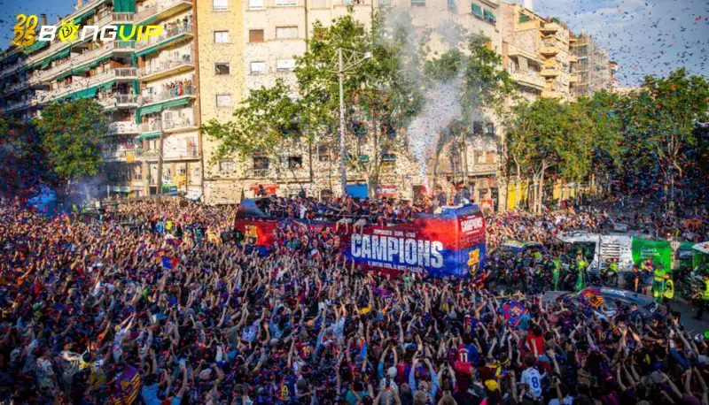 Phản ứng từ cộng đồng mạng khi trụ cột Barca ngã nhào trên xe bus diễu hành mừng 3 danh hiệu