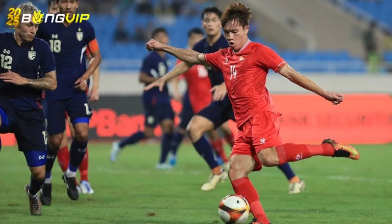 Việt Nam tụt sâu ở bảng FIFA vì thua Malaysia Việt Nam tụt sâu ở bảng FIFA vì thua Malaysia: Hệ quả của sự sa sút kéo dài
